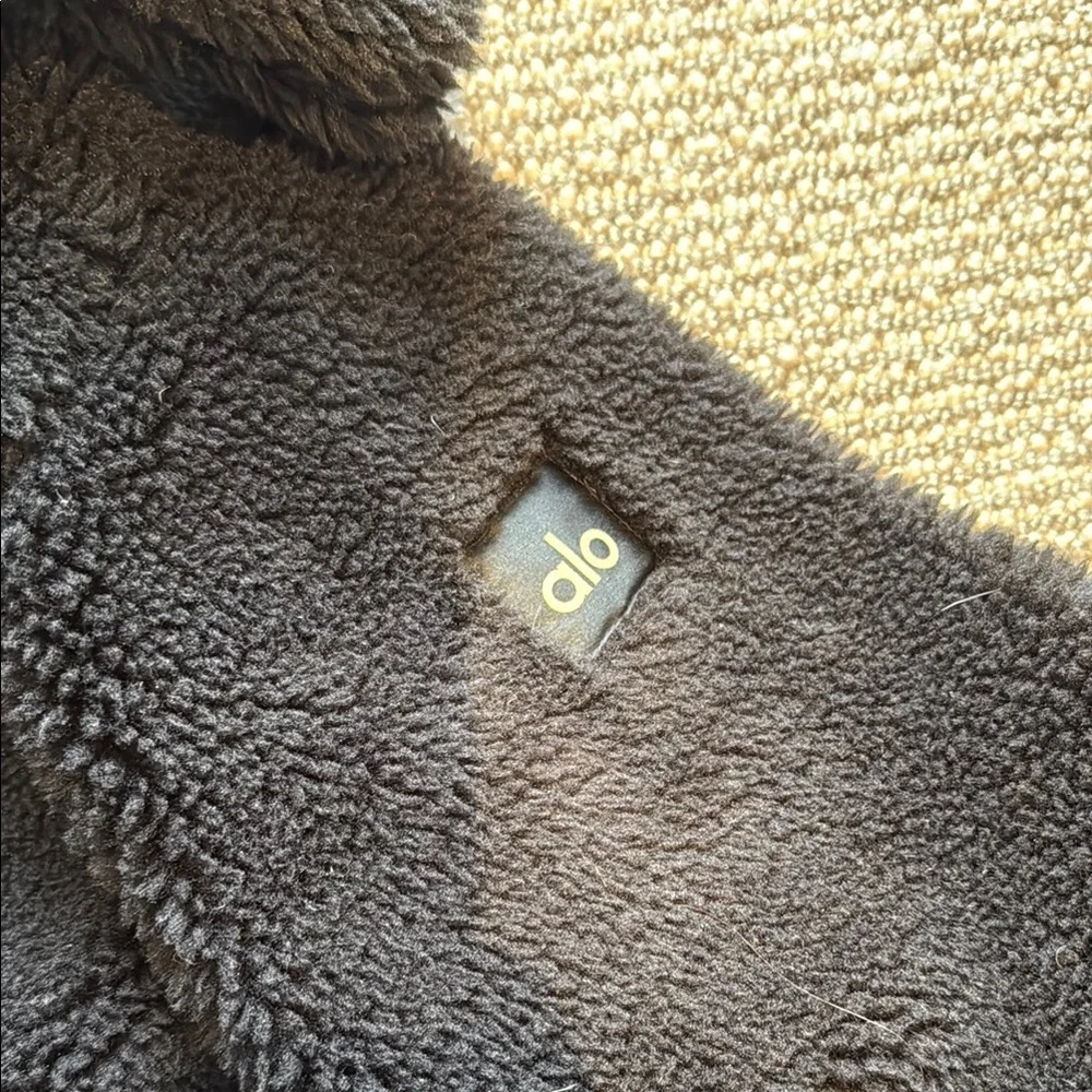 ALO Foxy Sherpa Jacket - EXCELLENT condition - size large - Picture 5 of 5